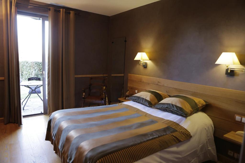 Postel nebo postele na pokoji v ubytování Logis Auberge du Barrez