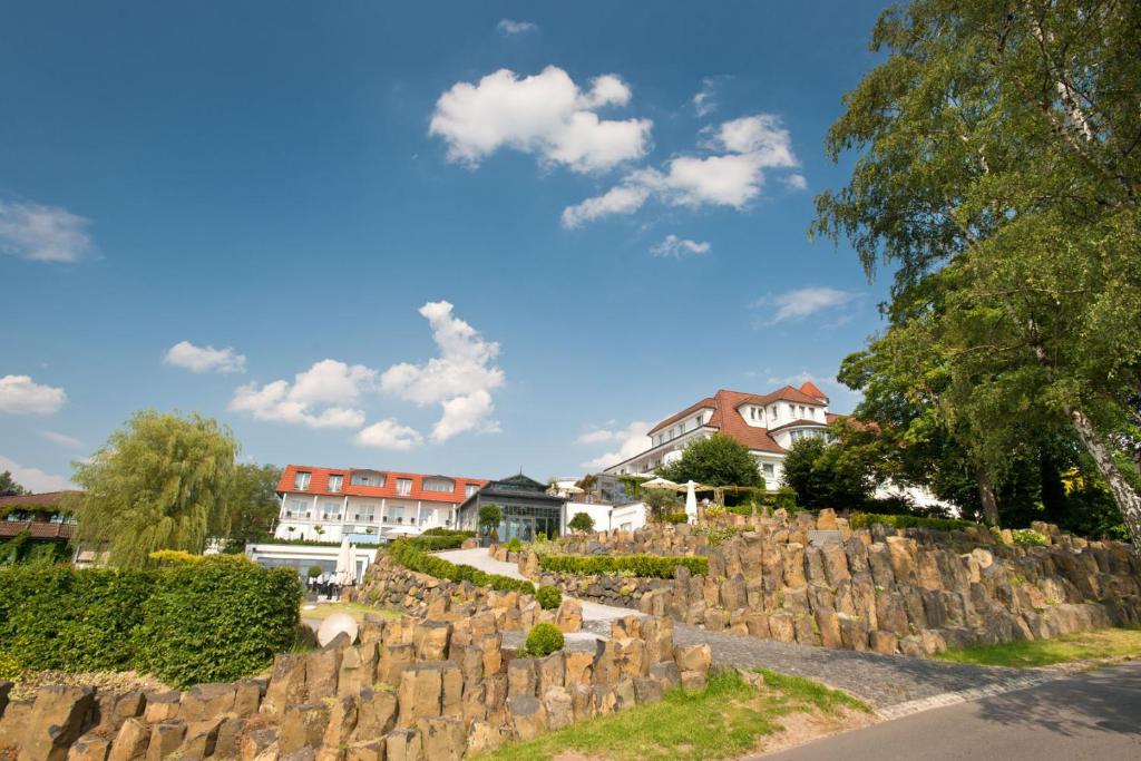 Hotel Heinz في هور-غرنتسهاوزن: اطلاله على منازل وجدار حجري