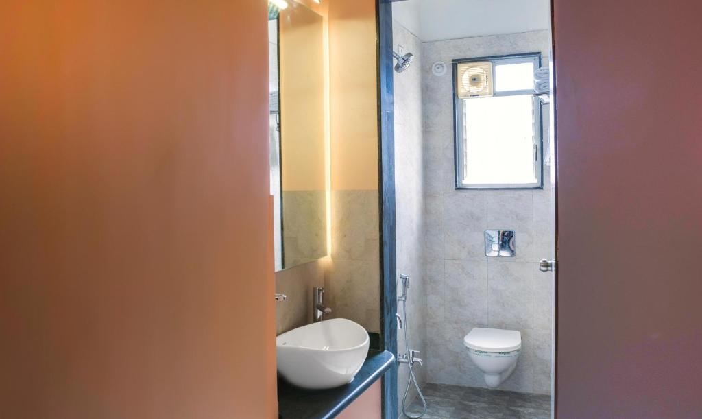 Koupelna v ubytování Treebo Naunidh Suites
