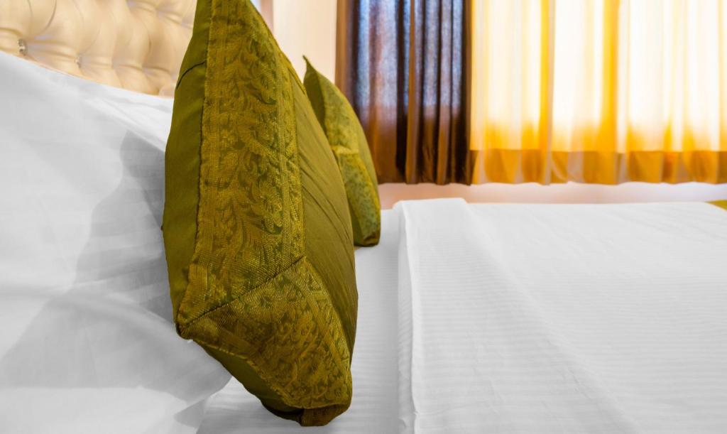 Postel nebo postele na pokoji v ubytování Treebo Naunidh Suites