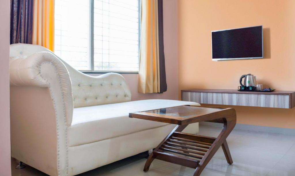TV a/nebo společenská místnost v ubytování Treebo Naunidh Suites
