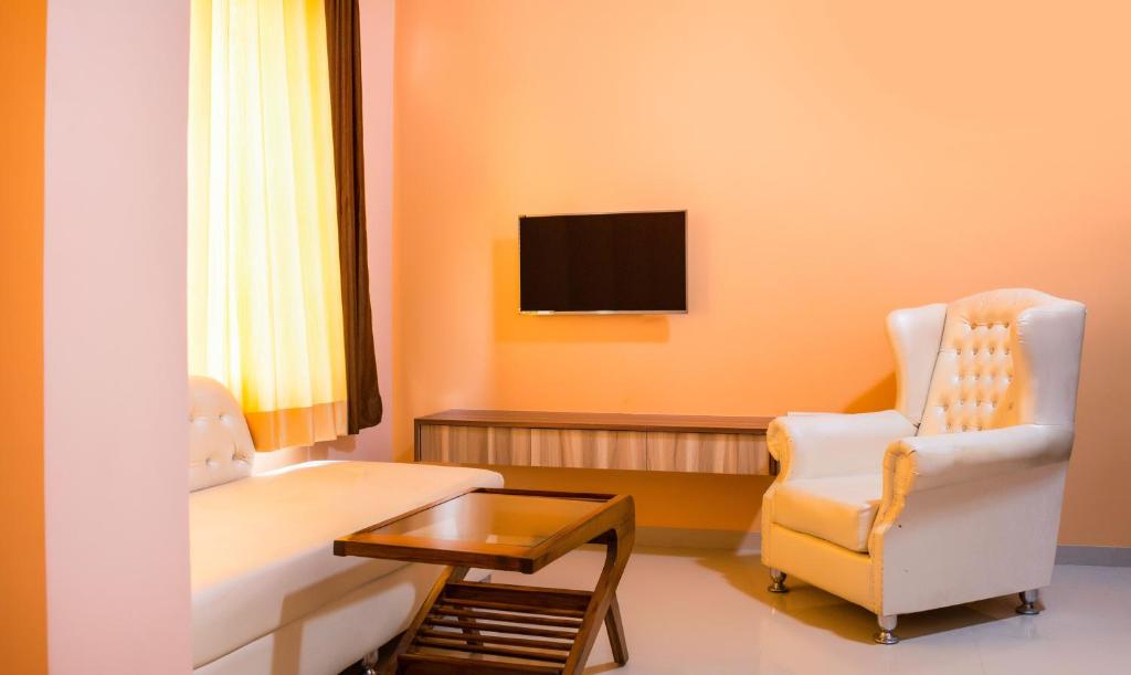 TV a/nebo společenská místnost v ubytování Treebo Naunidh Suites