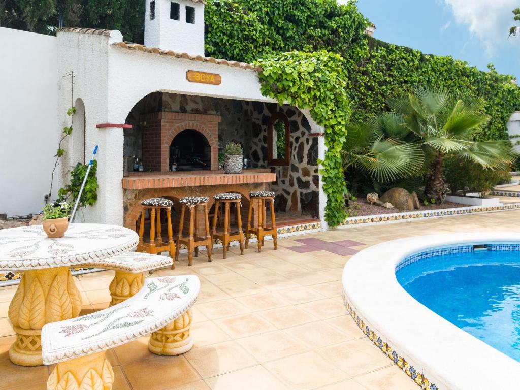 The swimming pool at or close to Belvilla by OYO Villa Boya