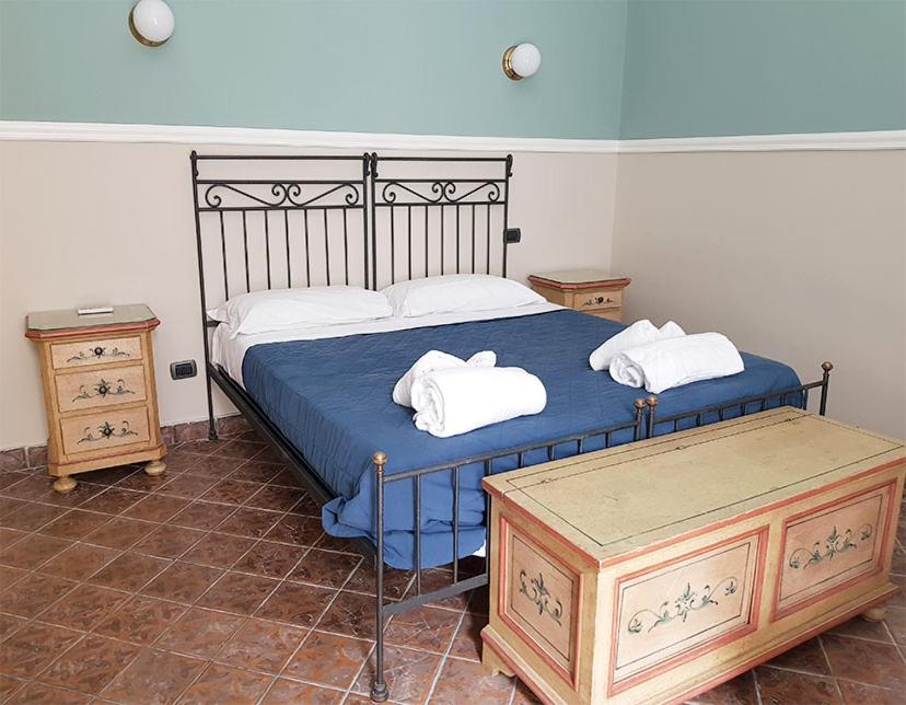 Un pat sau paturi într-o cameră la B&B Delle Palme