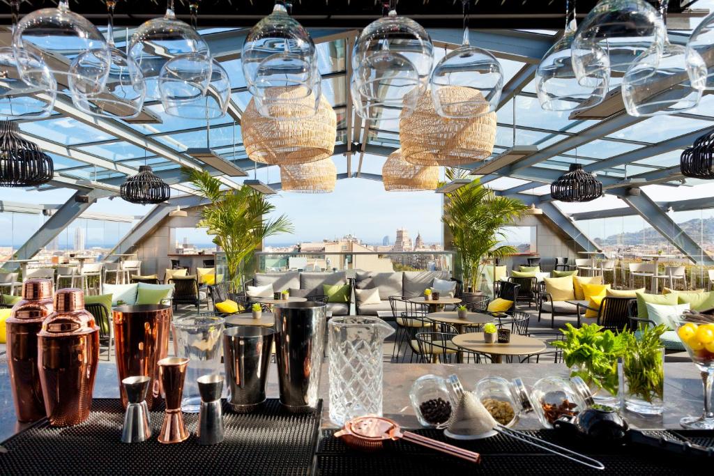 - une vue sur un restaurant avec des tables et des chaises dans l'établissement Hotel Royal Passeig de Gracia, à Barcelone