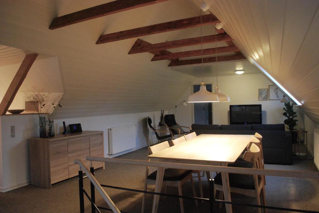 uma sala de estar com uma mesa e um sofá em Adventure Park Apartments em Ringkøbing