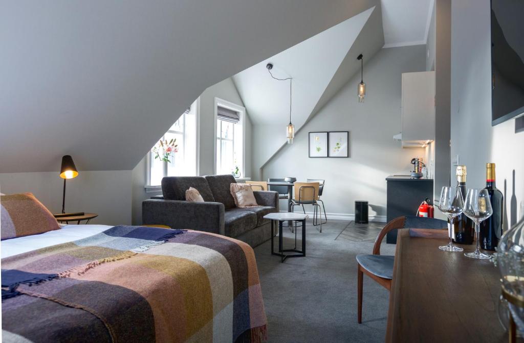 um quarto com uma cama e uma sala de estar em Reykjavik Residence Apartment Hotel em Reykjavík