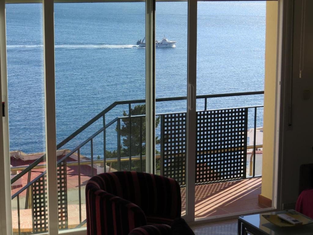 ロザスにあるTuro marina 3の海の景色を望むバルコニーが備わる客室です。