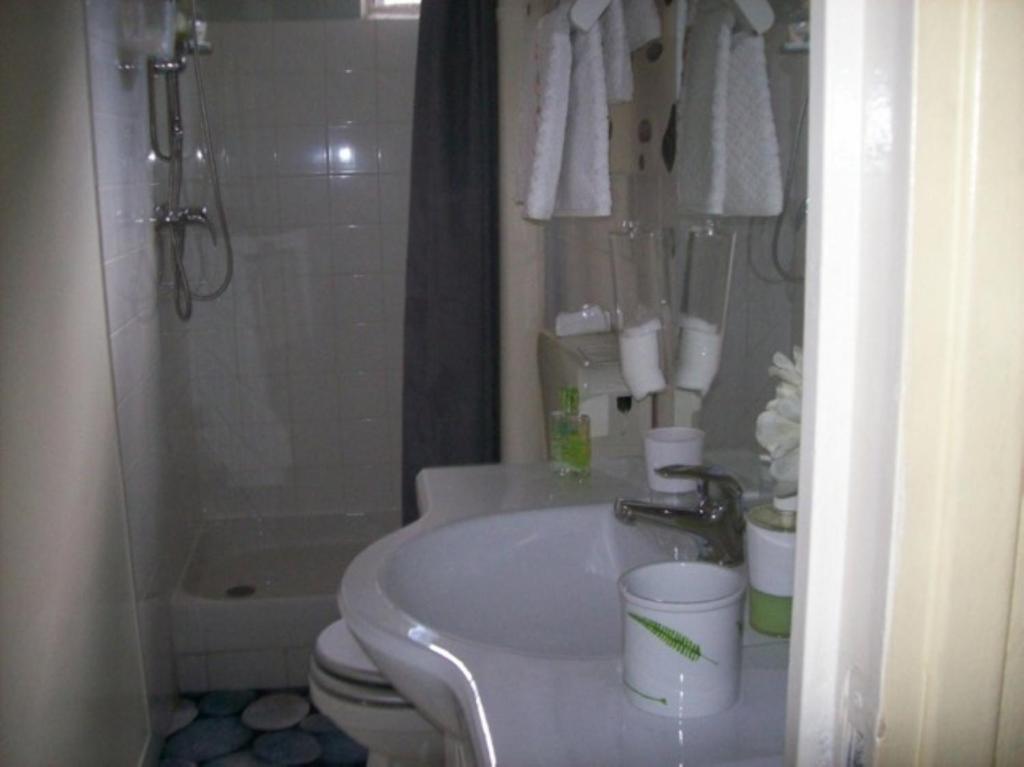Een badkamer bij Toit pour Vous Chambre d&#39;h&ocirc;tes