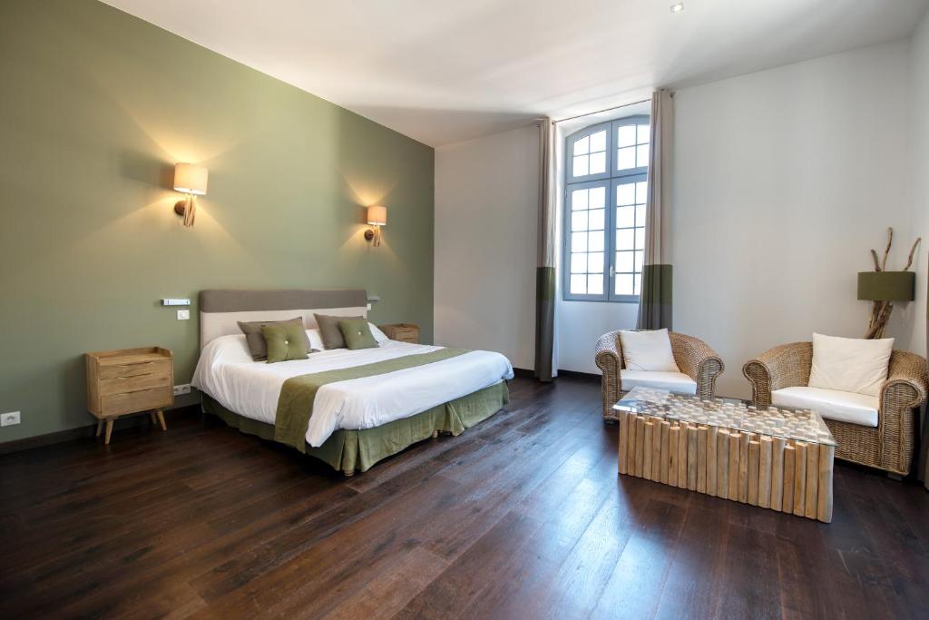 1 dormitorio con cama, sofá y mesa en Domaine de L'Esperon, en Dax