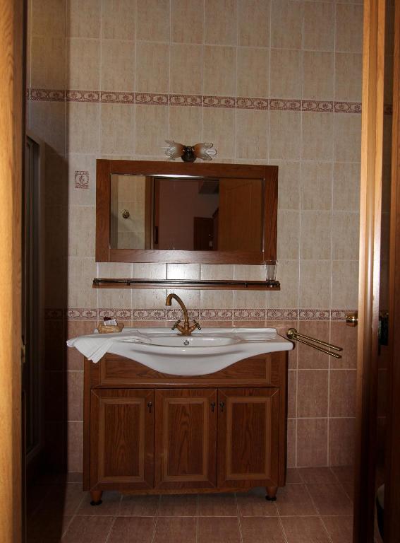 un bagno con lavandino e specchio di Polyxenia Hotel a Nauplia