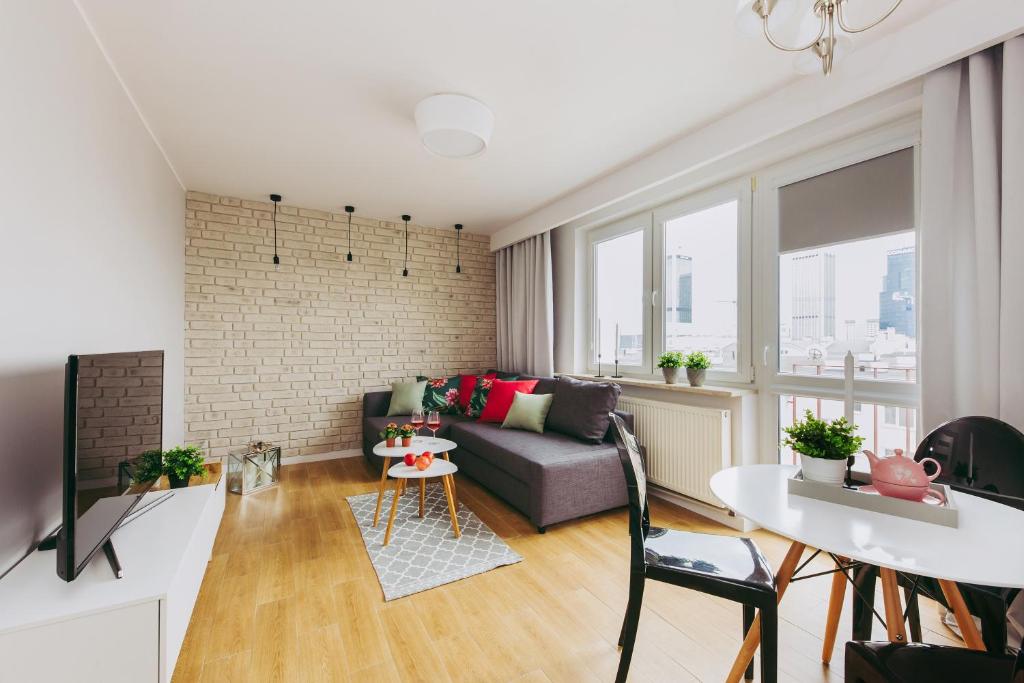TV a/nebo společenská místnost v ubytování oompH Warsaw Downtown Apartments
