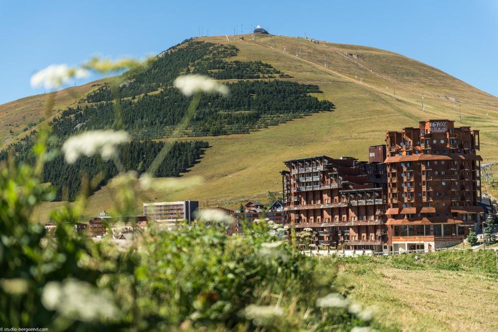 un grand bâtiment au sommet d'une colline dans l'établissement Résidence Pierre & Vacances L'Ours Blanc, à L'Alpe-d'Huez