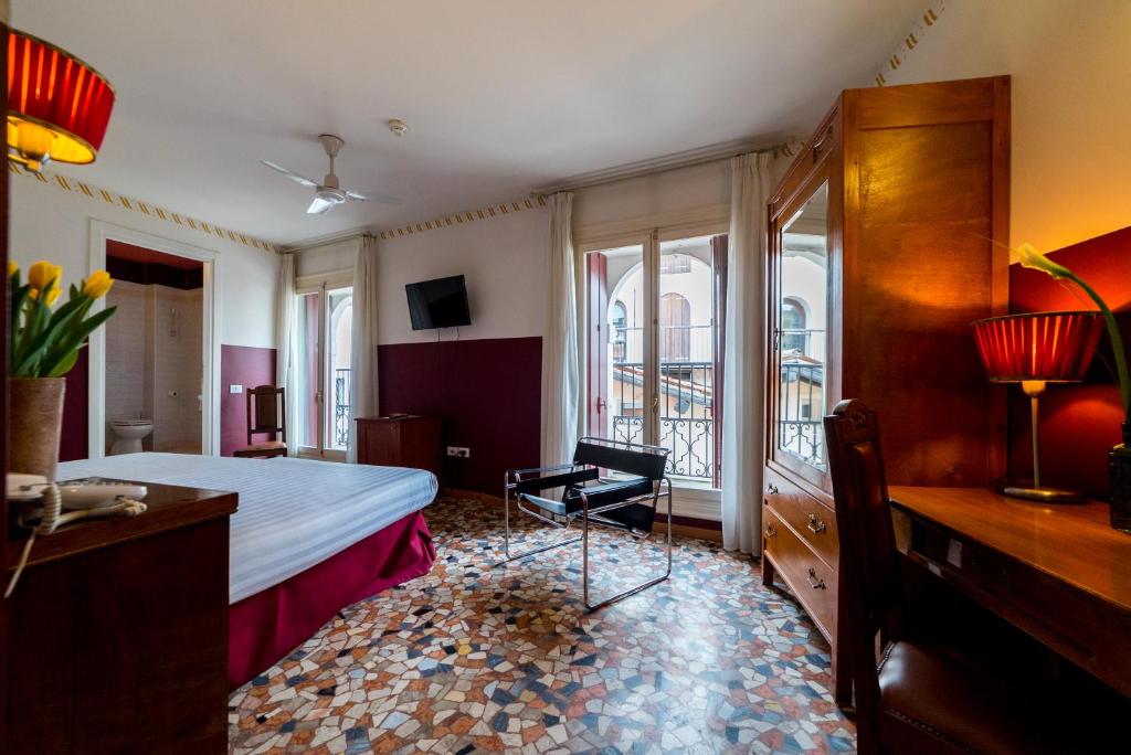 TV a/nebo společenská místnost v ubytování Antico Hotel Vicenza