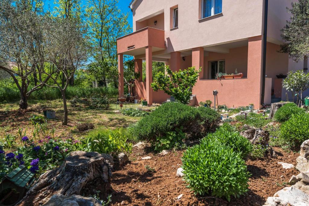 Vonkajšia záhrada v ubytovaní Apartman Micko