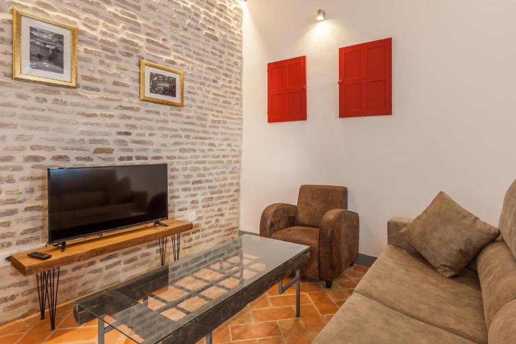 TV a/nebo společenská místnost v ubytování Casas de Sevilla - Apartamentos Tintes12