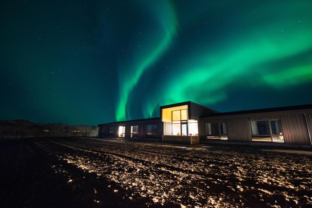a building with the aurora in the sky at Lilja Guesthouse in Höfn