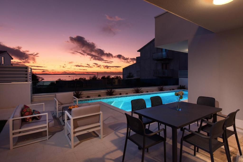 Bazén v ubytovaní Luxury Villa Karla alebo v jeho blízkosti