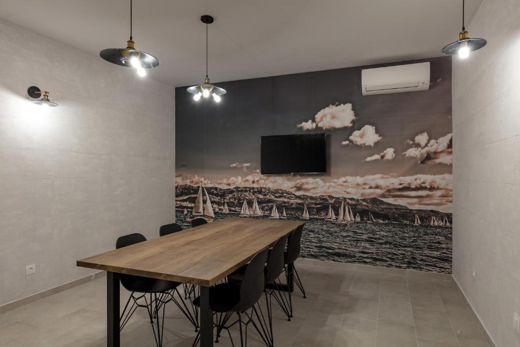 Televízia a/alebo spoločenská miestnosť v ubytovaní Luxury Villa Karla