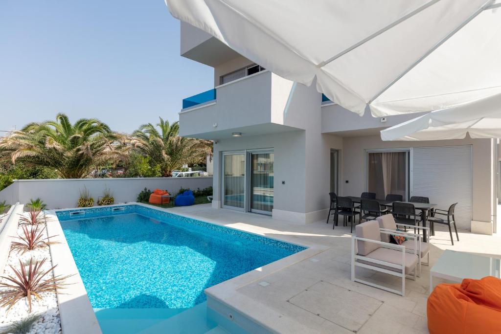 Bazén v ubytovaní Luxury Villa Karla alebo v jeho blízkosti