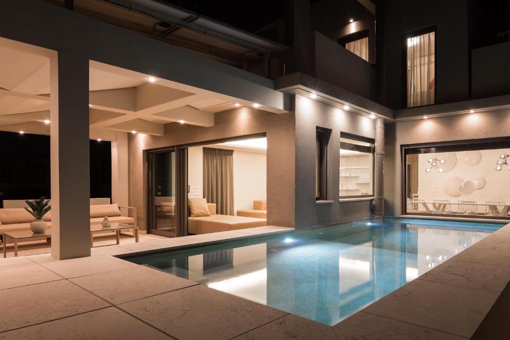 Bazén v ubytovaní Elaia Luxury Apartments Glyfada alebo v jeho blízkosti