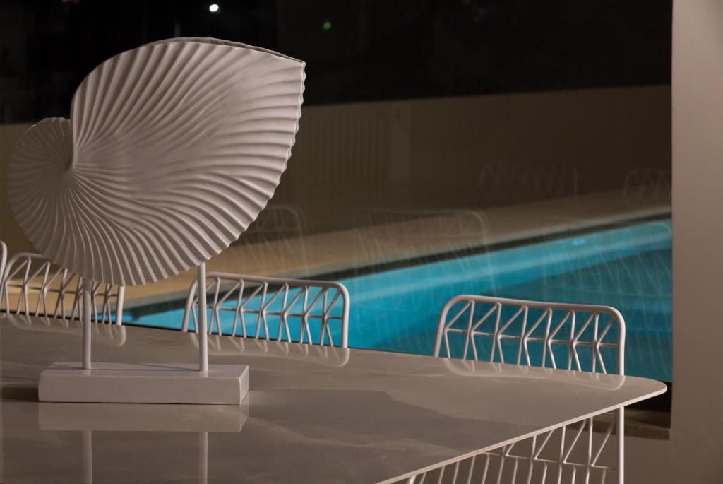 Bazén v ubytovaní Elaia Luxury Apartments Glyfada alebo v jeho blízkosti