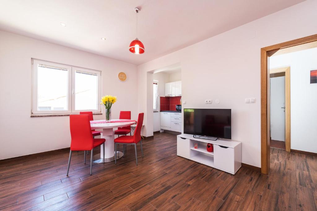 Televízia a/alebo spoločenská miestnosť v ubytovaní Apartman Micko