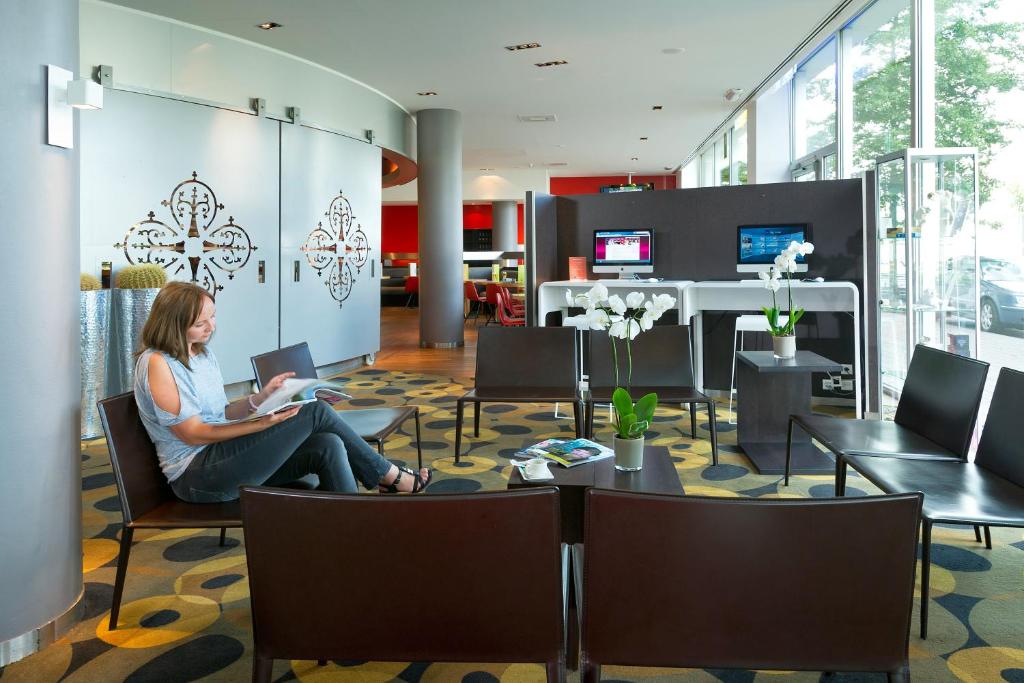 TV a/nebo společenská místnost v ubytování Novotel Leuven Centrum