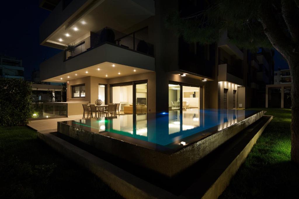 Bazén v ubytovaní Elaia Luxury Apartments Glyfada alebo v jeho blízkosti