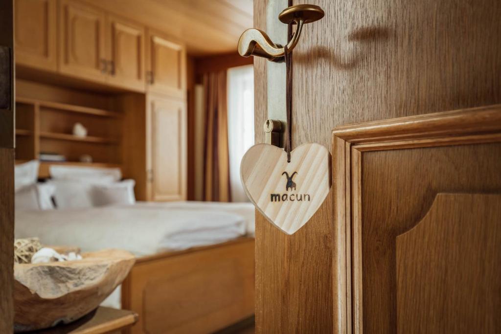 Posteľ alebo postele v izbe v ubytovaní Hotel Macun, Vent im Ötztal
