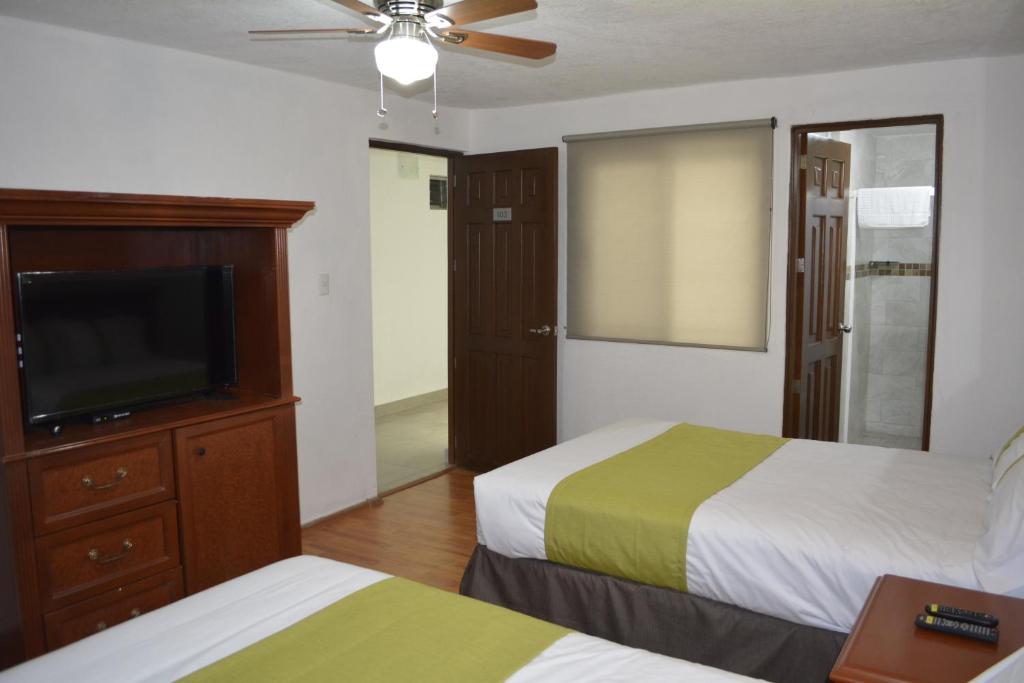 Postel nebo postele na pokoji v ubytování Suites Bajío