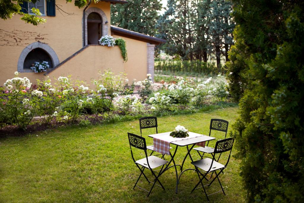 una mesa y cuatro sillas en un patio en Resort e Spa San Crispino, en Asís