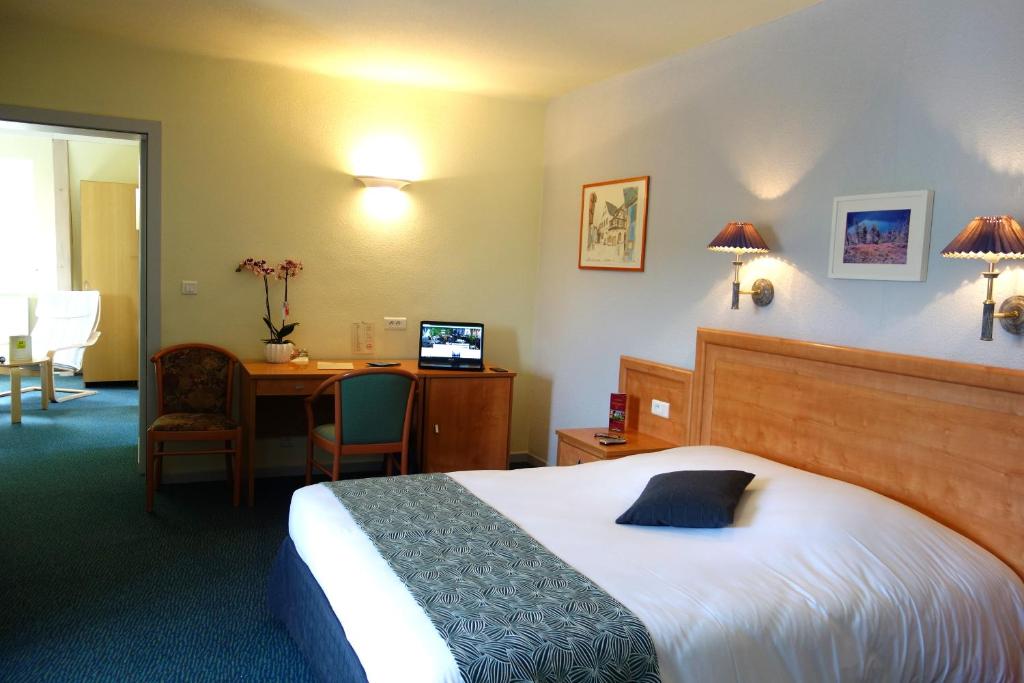 Postel nebo postele na pokoji v ubytování Logis Hôtel - Restaurant Aux Bruyères