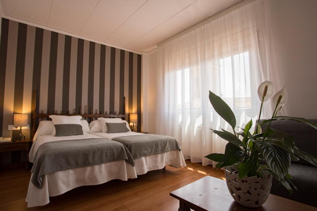 1 dormitorio con cama y ventana grande en Hotel Segle XX en Tremp