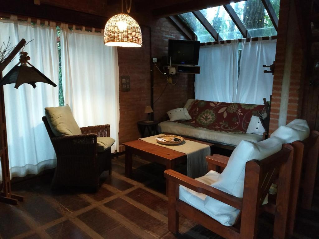 sala de estar con sofá y mesa en La Camila en Mar de las Pampas