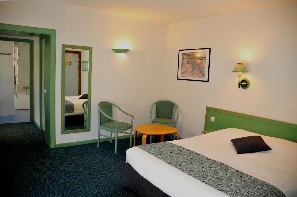 Postel nebo postele na pokoji v ubytování Logis Hôtel - Restaurant Aux Bruyères