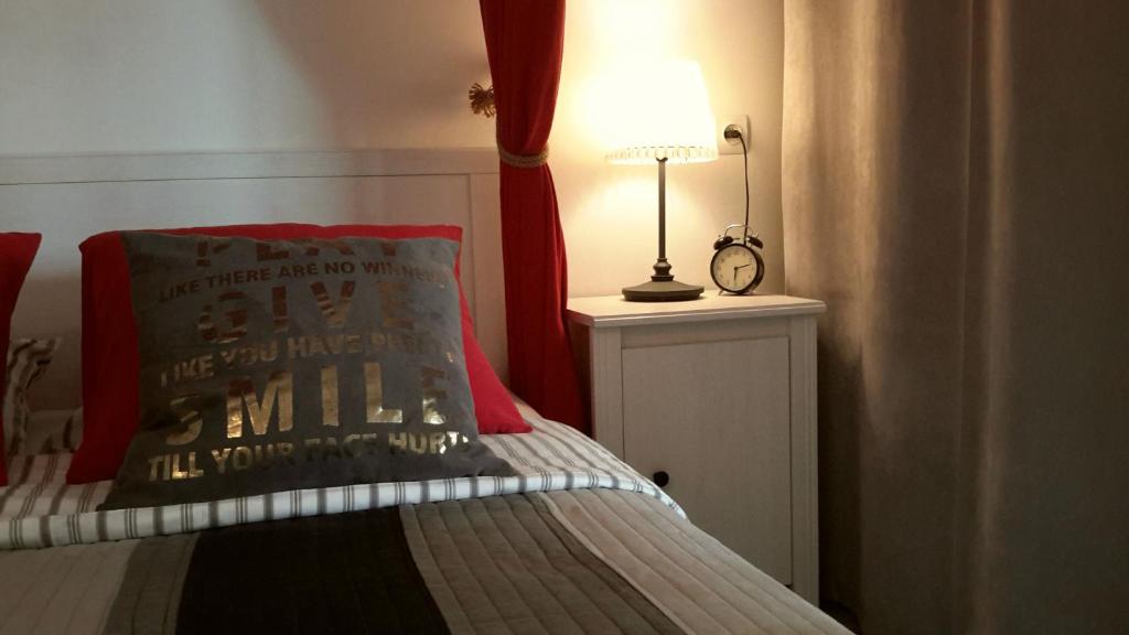 ブコビナ・タトシャンスカにあるU Siebie w Gorach IIのベッドルーム1室(赤い枕とランプ付きのベッド1台付)