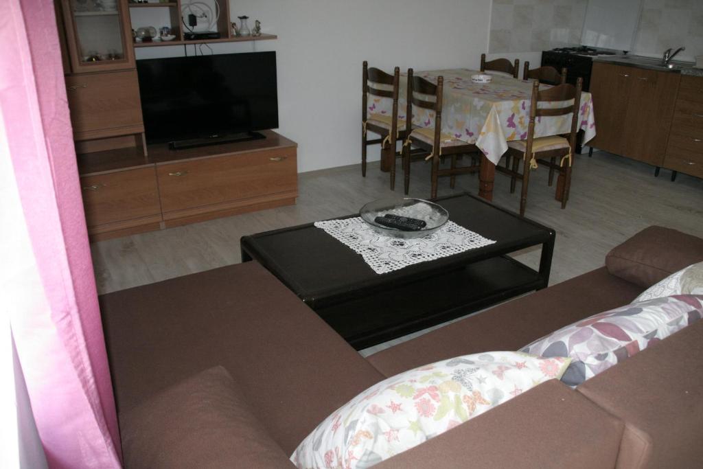 TV a/nebo společenská místnost v ubytování Apartmani Huljev