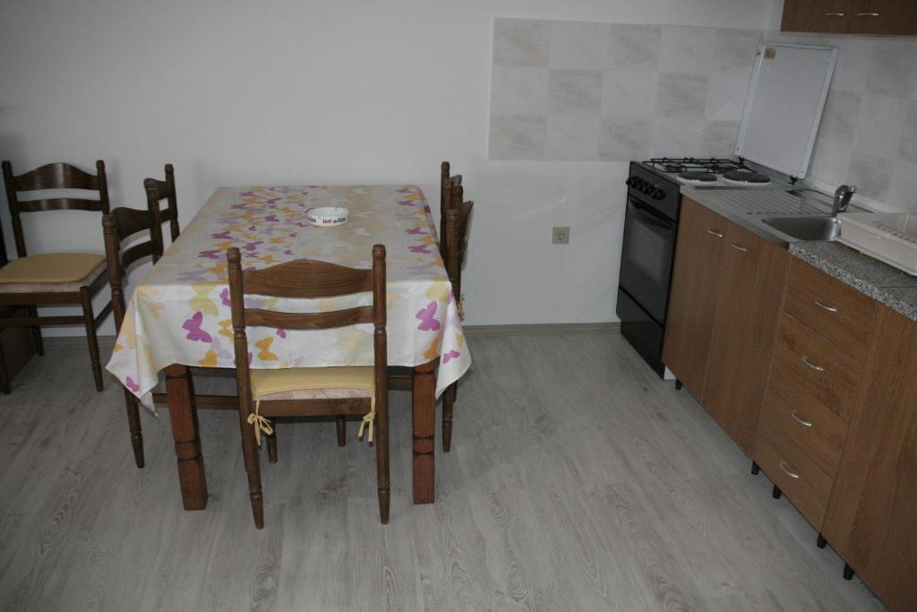 Kuchyň nebo kuchyňský kout v ubytování Apartmani Huljev