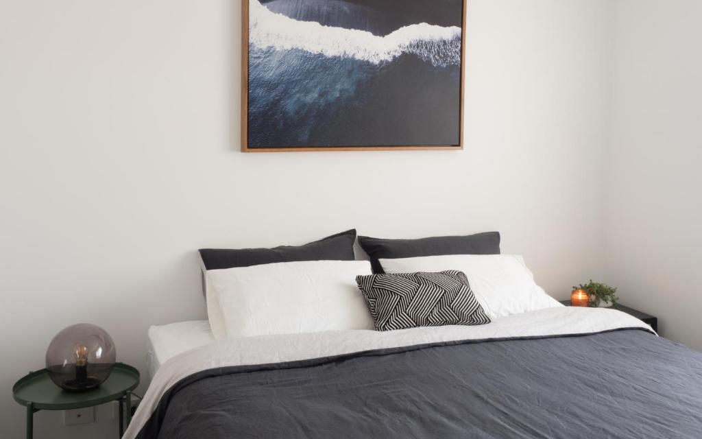 
A bed or beds in a room at FortyOne - Oceanside Retreat Busselton
