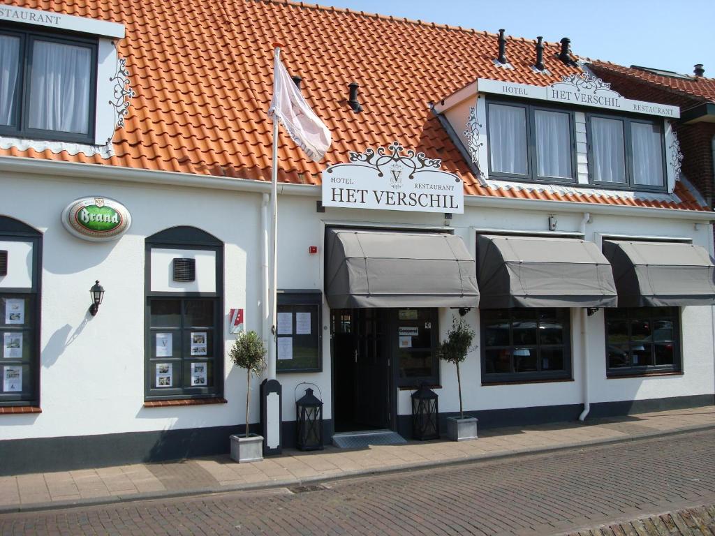 un bâtiment doté d'un drapeau devant lui dans l'établissement Het Verschil, à Zoutelande