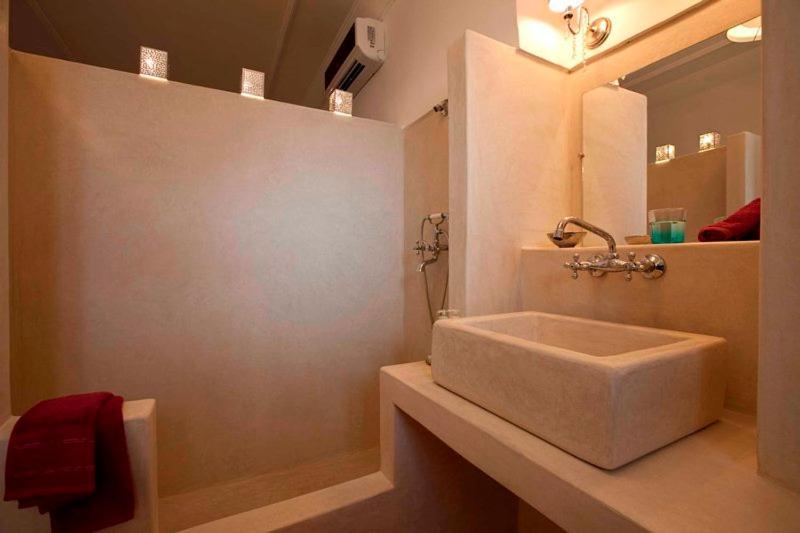 une salle de bains blanche avec un lavabo et un miroir dans l'établissement Riad Davia, à Marrakech 44 autres photos