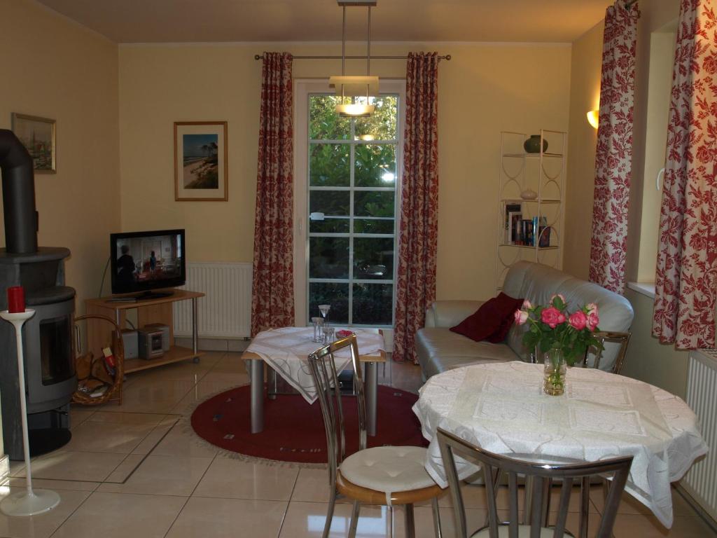 sala de estar con mesa y sofá en Ferienwohnung Fischerkoje en Wustrow