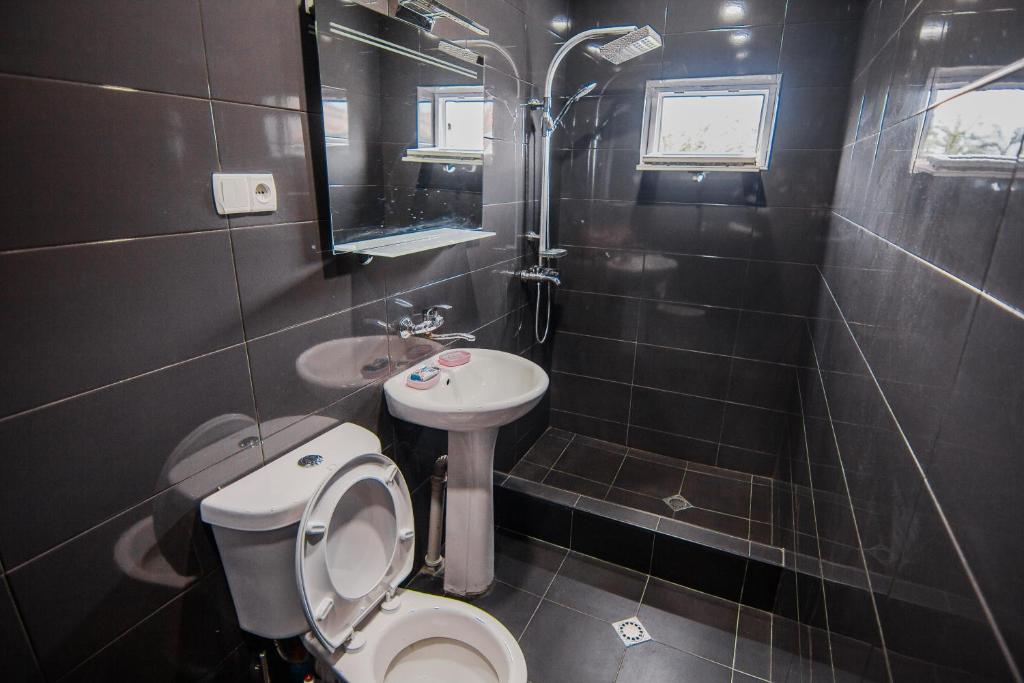 Koupelna v ubytování Dima's Guesthouse