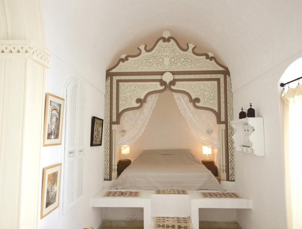 Een bed of bedden in een kamer bij Dar R'Bat, Maison d'Hôtes de charme