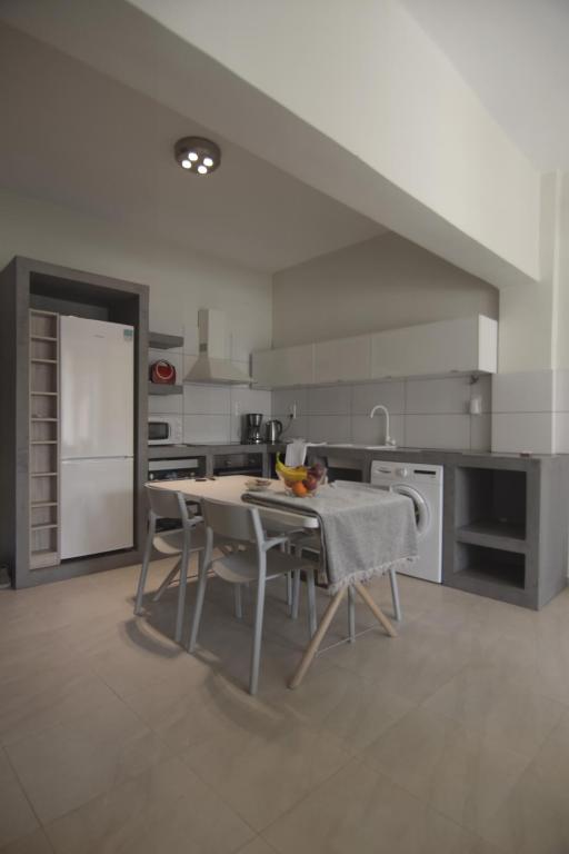 A kitchen or kitchenette at Christini Apartment