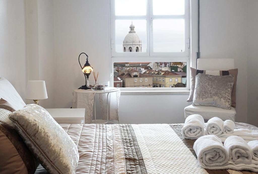 um quarto com uma cama e uma janela com vista em Graca Views Apartment em Lisboa