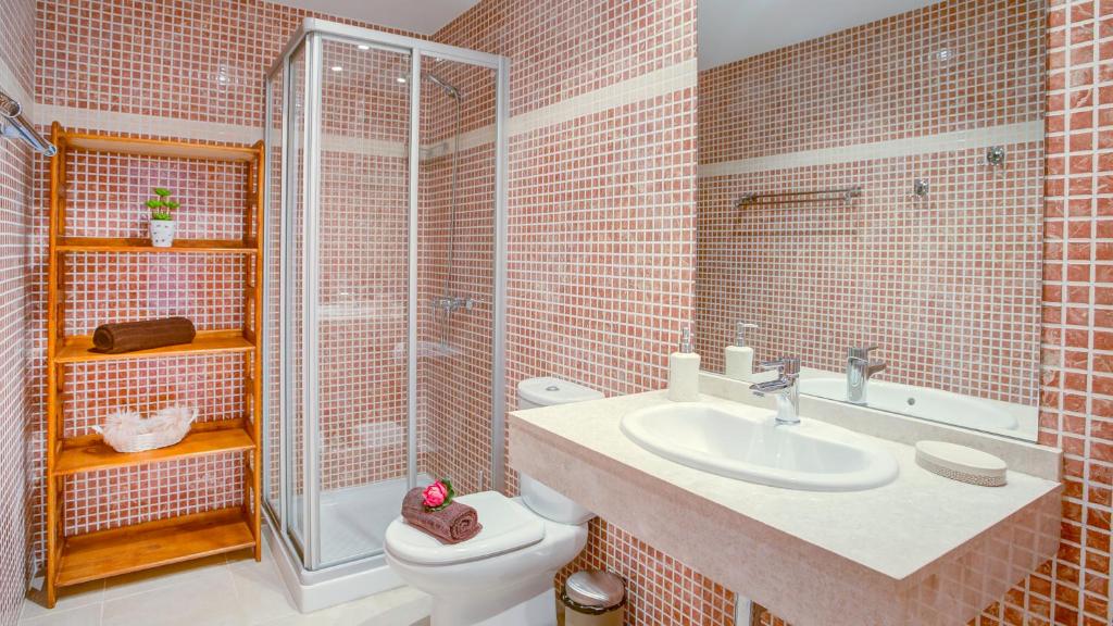 A bathroom at Villa Del Corazon Salinas Golf
