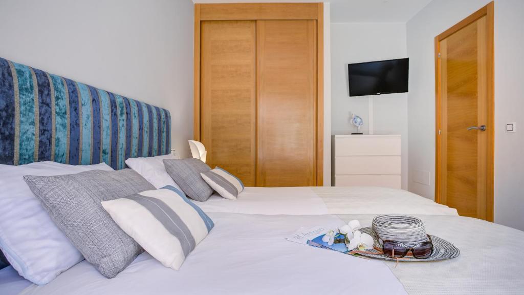 A bed or beds in a room at Villa Del Corazon Salinas Golf