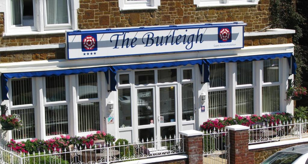 un edificio con un cartel que lee el paraguas en The Burleigh, en Hunstanton